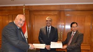 توقيع أول عقد في خطة تطوير شركات الغزل والنسيج بين «القابضة» و«باجاج» الهندية